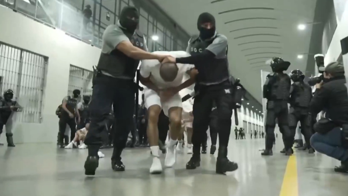 ΗΠΑ: Το CBS ανέβαλε την προβολή του ντοκιμαντέρ για τη φυλακή CECOT στο Ελ Σαλβαδόρ – Δείτε το τρέιλερ