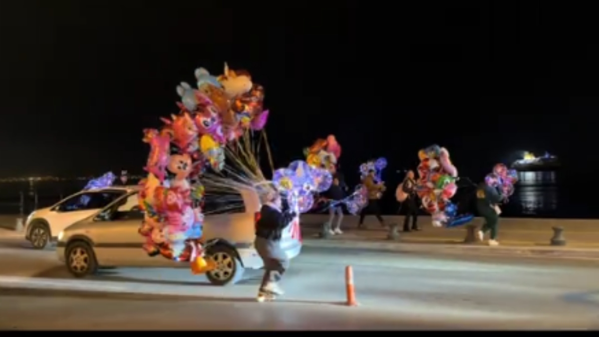 Θεσσαλονίκη: Τα μπαλόνια και τα λαμπιόνια άρχισαν να… “τρέχουν” για να γλιτώσουν τον έλεγχο (βίντεο)