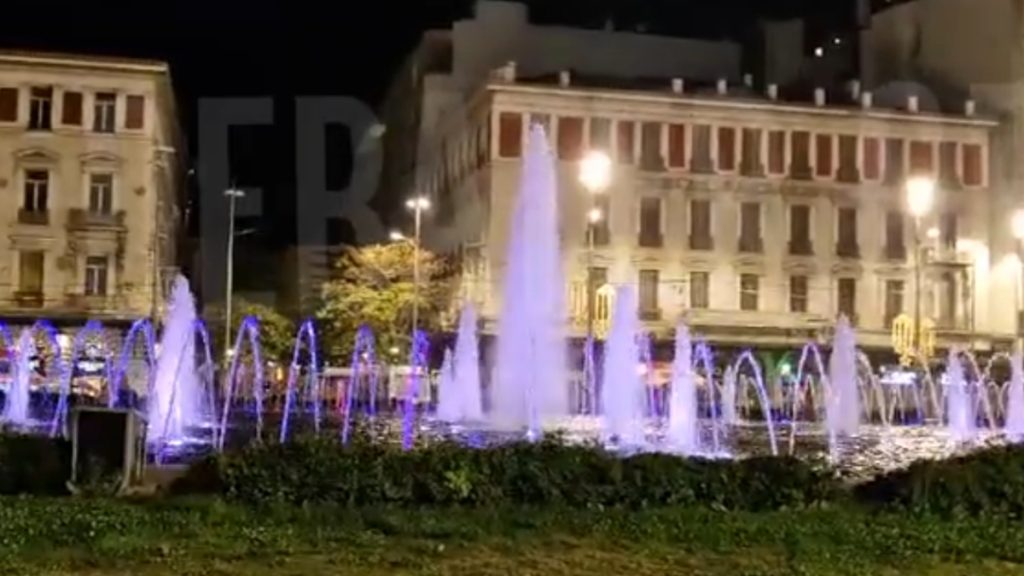 Ομόνοια: Δείτε το σιντριβάνι της πλατείας να “χορεύει” (βίντεο)