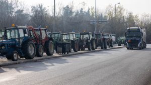 “Δεν φεύγουμε από εδώ”: Οι αγρότες κλείνουν τα Τέμπη για τα φορτηγά, συνεχίζουν τους αποκλεισμούς σε τελωνεία