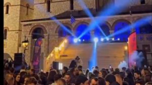 Δούκας για το rave πάρτι μπροστά από εκκλησία στη Λαμπρινή: “Άρεσε πολύ στον κόσμο” – “Απαράδεκτο” λέει ο Άδωνις