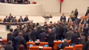 Τουρκία: Άγριο ξύλο, μπουνιές και κλωτσιές στη βουλή κατά την ψήφιση του προϋπολογισμού (βίντεο)