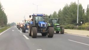 Οι αγρότες έκλεισαν τις σήραγγες των Τεμπών για τα φορτηγά, ανοιχτές για ΙΧ και λεωφορεία – Πού αλλού υπάρχουν μπλόκα