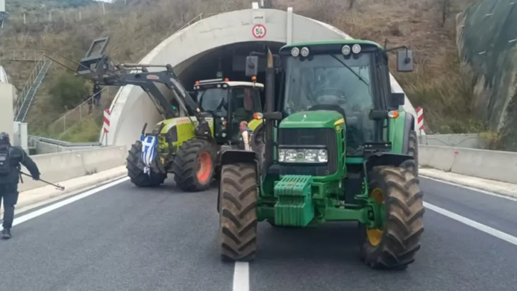 Λάρισα: Συνεχίζεται ο αποκλεισμός των σηράγγων στα Τέμπη από τους αγρότες του μπλόκου της Νίκαιας