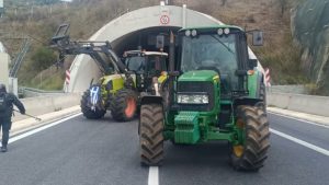 Οι αγρότες έκλεισαν τις σήραγγες των Τεμπών για τα φορτηγά – Η ΕΛΑΣ διέκοψε και την κυκλοφορία των ΙΧ για λόγους ασφαλείας (βίντεο)