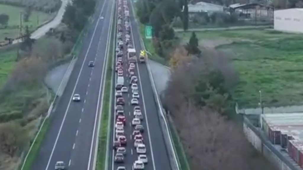 Μπλόκα αγροτών: Βελτιώθηκε η εικόνα στους κεντρικούς δρόμους μετά την “Οδύσσεια” – Κορυφώνεται η χριστουγεννιάτικη έξοδος