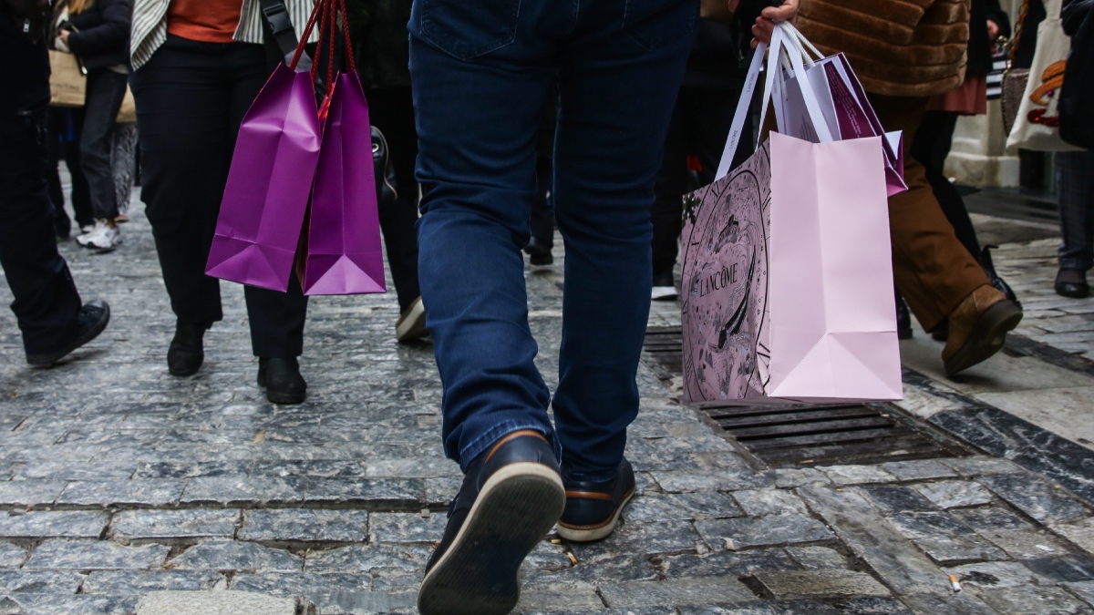 Παραμονή Χριστουγέννων 2025: Το ωράριο καταστημάτων και σούπερ μάρκετ – Τι ισχύει για τα εμπορικά κέντρα