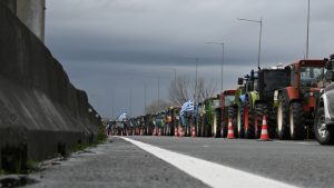 Αγροτικά μπλόκα: Χαμηλές ταχύτητες στην Αθηνών-Λαμίας – Από ένα ρεύμα η κυκλοφορία στο Σχηματάρι, από δύο στο Κάστρο Βοιωτίας