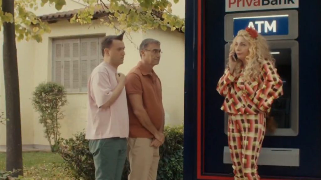 “Στο Παρά Πέντε – 20 χρόνια μετά”: Η viral σκηνή με τη Ντάλια στα ATM εν μέσω capital controls (βίντεο)