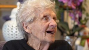 Ρόμπι Γουίλιαμς: Η έκπληξη που έκανε σε 94χρονη φανατική θαυμάστριά του (βίντεο)