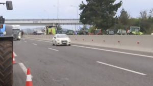 Μπλόκα αγροτών: Ομαλοποιείται η έξοδος των Χριστουγέννων – Η εικόνα στην Αθηνών-Λαμίας, πού υπάρχουν καθυστερήσεις