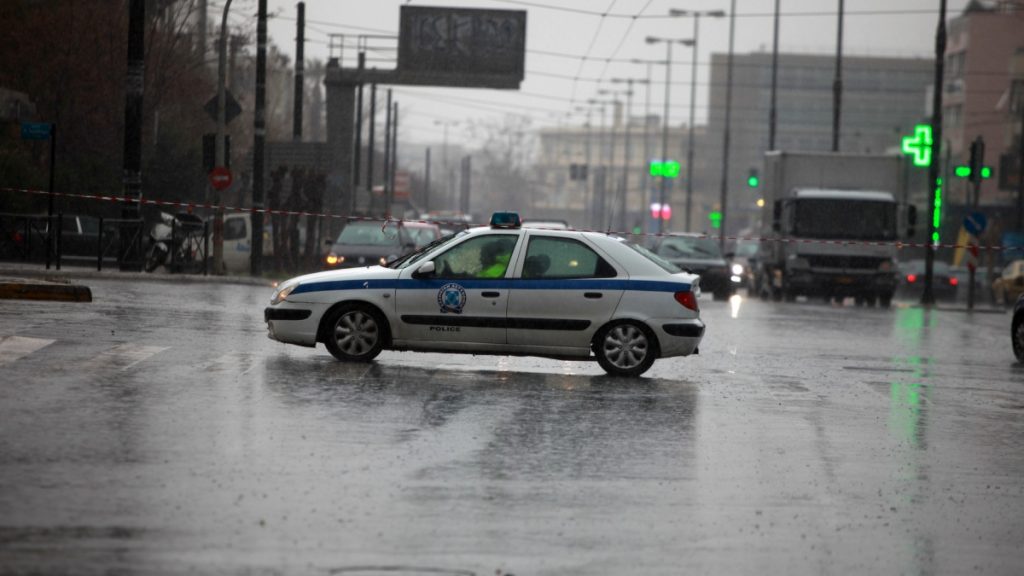 Διακοπή κυκλοφορίας στην οδό Πειραιώς – Συσσώρευση υδάτων λόγω της βροχής