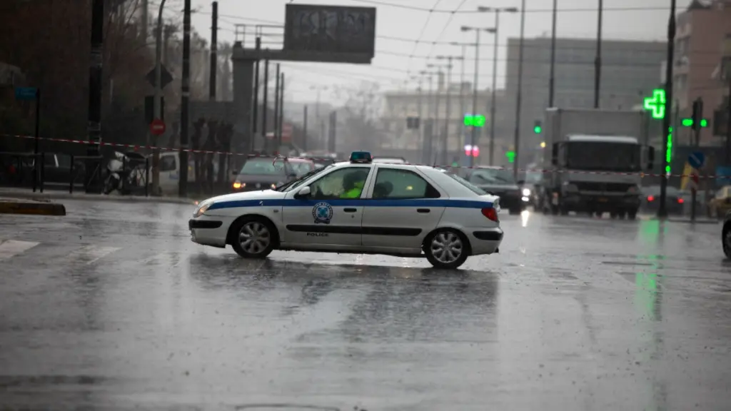 Αποκαταστάθηκε η κυκλοφορία στην οδό Πειραιώς – Στο “κόκκινο” η κίνηση στην Αθήνα λόγω της βροχής