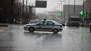 Αποκαταστάθηκε η κυκλοφορία στην οδό Πειραιώς – Στο “κόκκινο” η κίνηση στην Αθήνα λόγω της βροχής