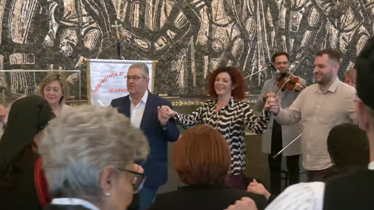 Κουτσούμπας: Άκουσε τα χριστουγεννιάτικα κάλαντα και το “έριξε” στο τσάμικο (βίντεο)