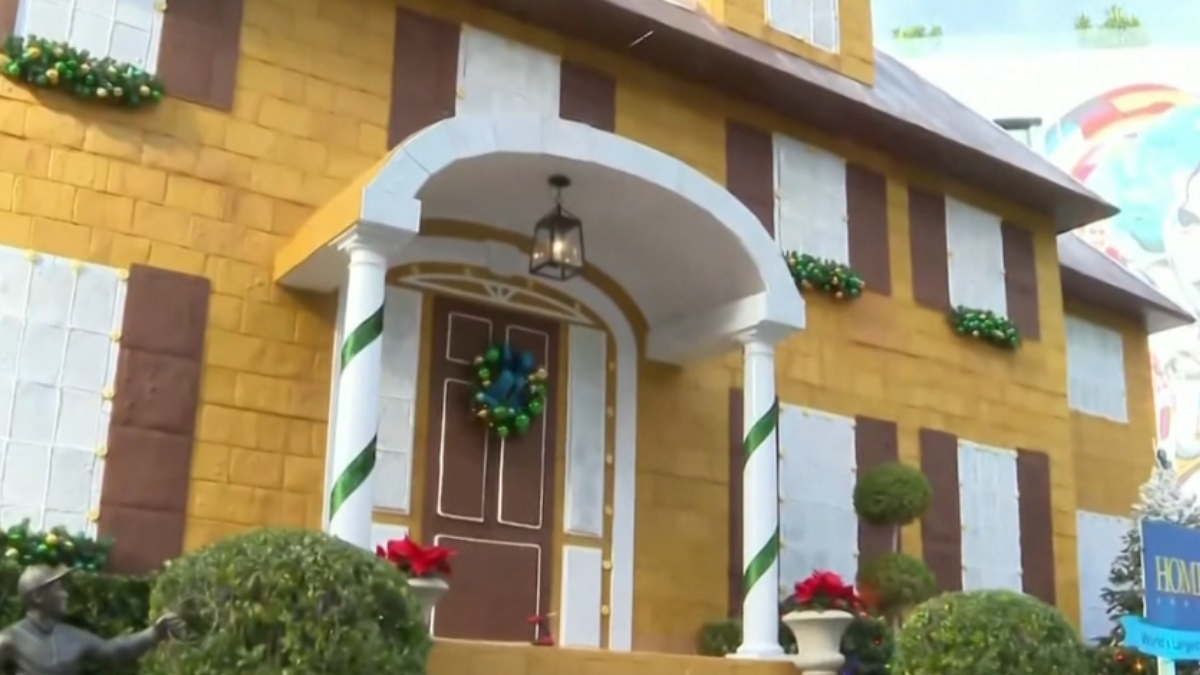 Λος Άντζελες: Γιγάντιο σπίτι της ταινίας «Home Alone» από gingerbread κατέρριψε το ρεκόρ Γκίνες (βίντεο)