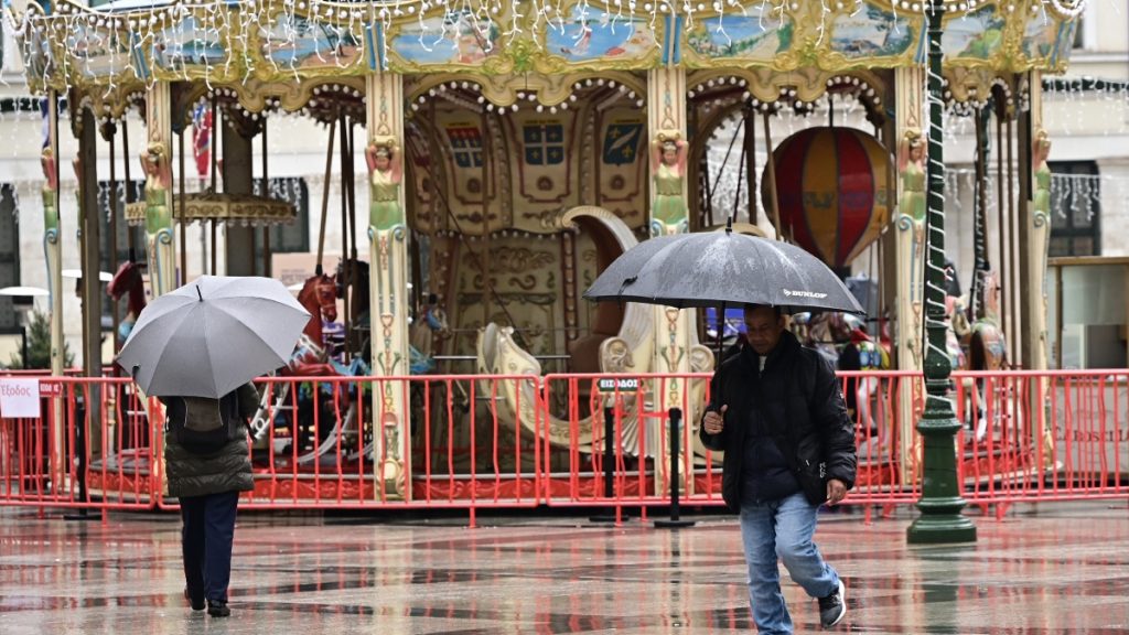 Καιρός σήμερα: Χριστούγεννα με βροχές, καταιγίδες και χιόνια – Ποιες περιοχές επηρεάζονται