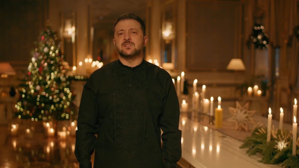 Ζελένσκι: Με ευχή για ειρήνη στους Ουκρανούς και… κατάρα στον Πούτιν το χριστουγεννιάτικο μήνυμά του (βίντεο)
