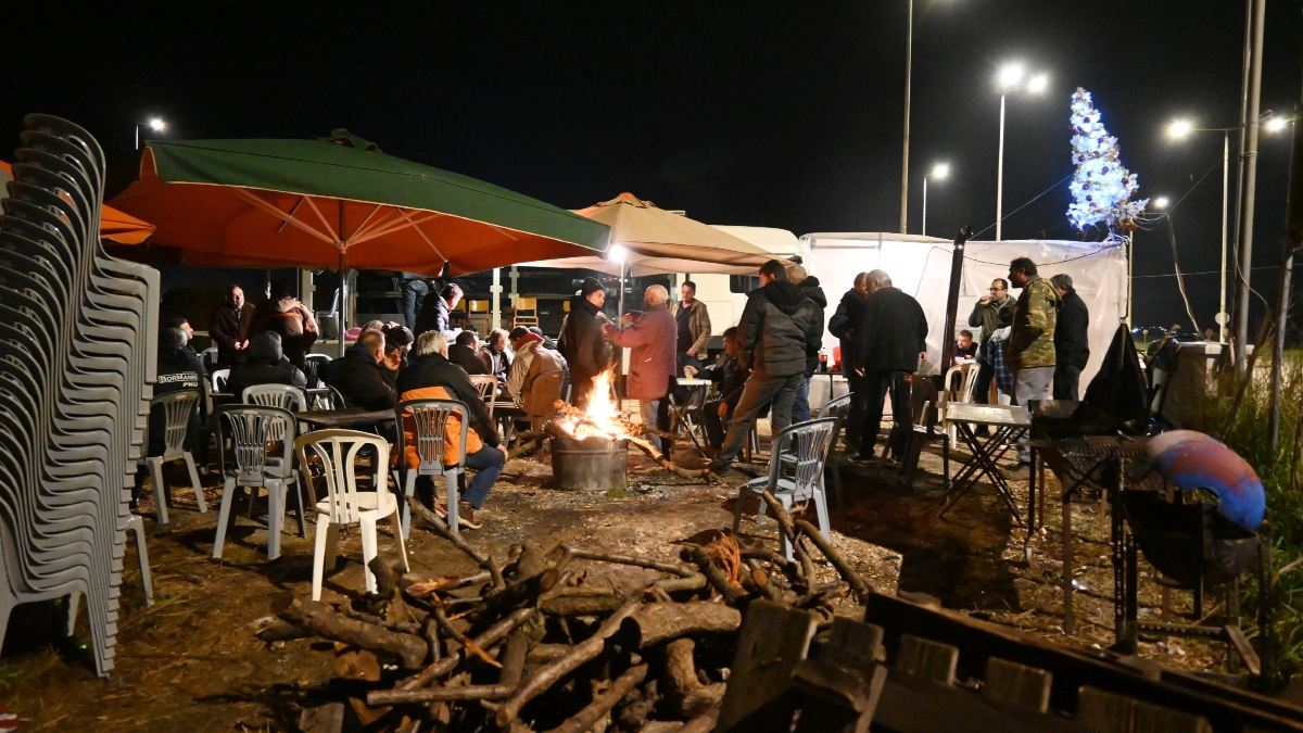 Οι αγρότες έκαναν ρεβεγιόν στα μπλόκα και ετοιμάζονται για κλιμάκωση του αγώνα μετά τις γιορτές (Εικόνες)