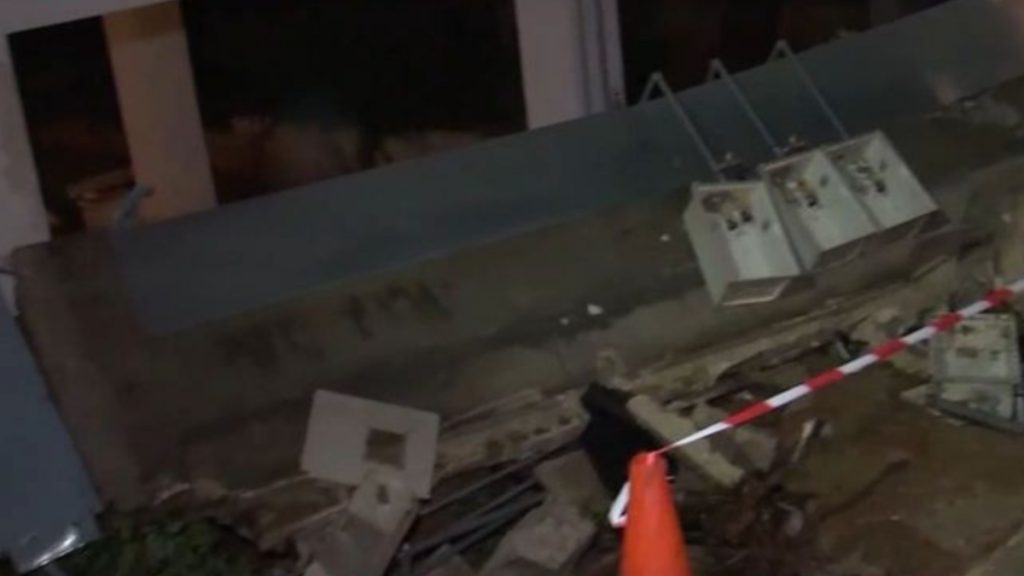 Απίστευτες εικόνες στον Άλιμο: Κατέρρευσε μάντρα πολυκατοικίας από την ισχυρή νεροποντή (βίντεο)