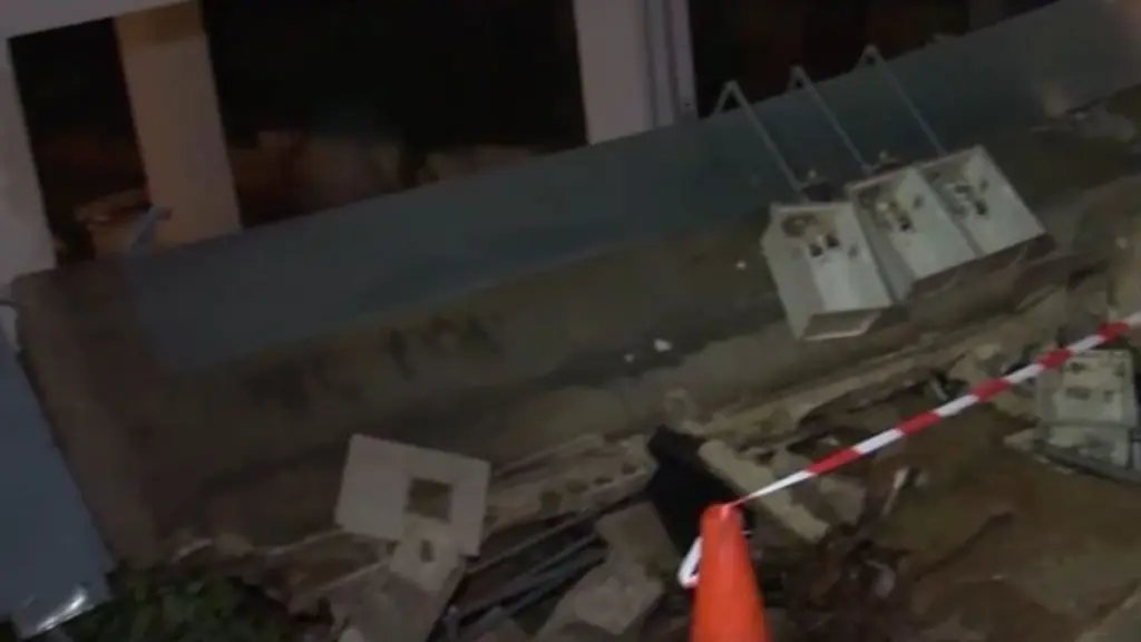 Απίστευτες εικόνες στον Άλιμο: Κατέρρευσε μάντρα πολυκατοικίας από την ισχυρή νεροποντή (βίντεο)