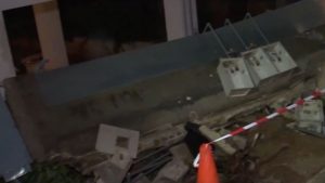 Απίστευτες εικόνες στον Άλιμο: Κατέρρευσε μάντρα πολυκατοικίας από την ισχυρή νεροποντή (βίντεο)