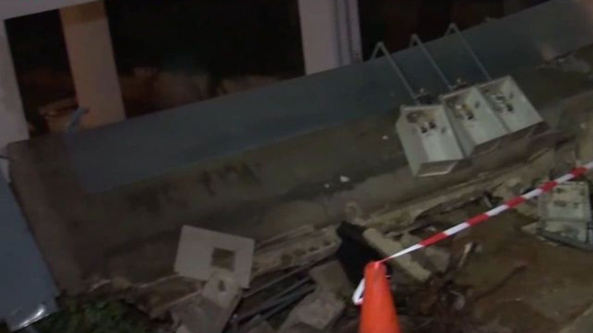 Απίστευτες εικόνες στον Άλιμο: Κατέρρευσε μάντρα πολυκατοικίας από την ισχυρή νεροποντή (βίντεο)