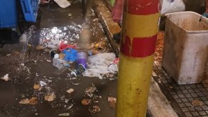 Θεσσαλονίκη: Οι δρόμοι γέμισαν σκουπίδια μετά τη γιορτή για την παραμονή των Χριστουγέννων (Εικόνες)