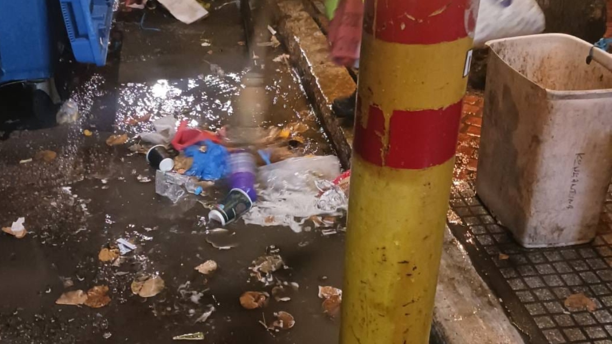 Θεσσαλονίκη: Οι δρόμοι γέμισαν σκουπίδια μετά τη γιορτή για την παραμονή των Χριστουγέννων (Εικόνες)