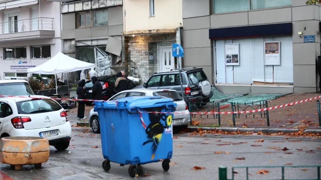 Θεσσαλονίκη: Έρευνες από το ελληνικό FBI για την έκρηξη στην τράπεζα, ψάχνουν τους δράστες και τον ακριβή στόχο – “Μας τράνταξε για τα καλά”