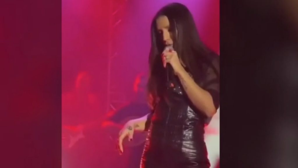 Ιουλία Καλλιμάνη: Εκνευρίστηκε ξανά με θαμώνα – Τον έβρισε γιατί της πέταξε λουλούδια με νερό στο πρόσωπο (βίντεο)