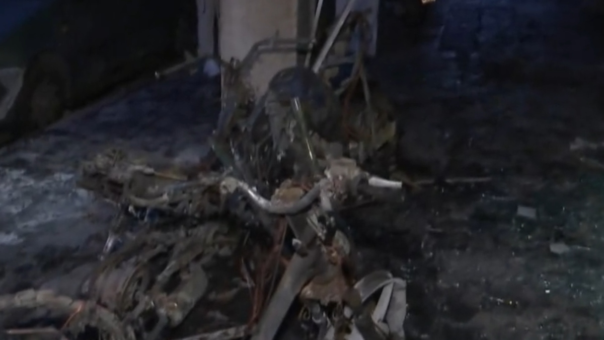 Γαλάτσι: Κάηκαν δύο αυτοκίνητα και τρεις μηχανές σε είσοδο πολυκατοικίας