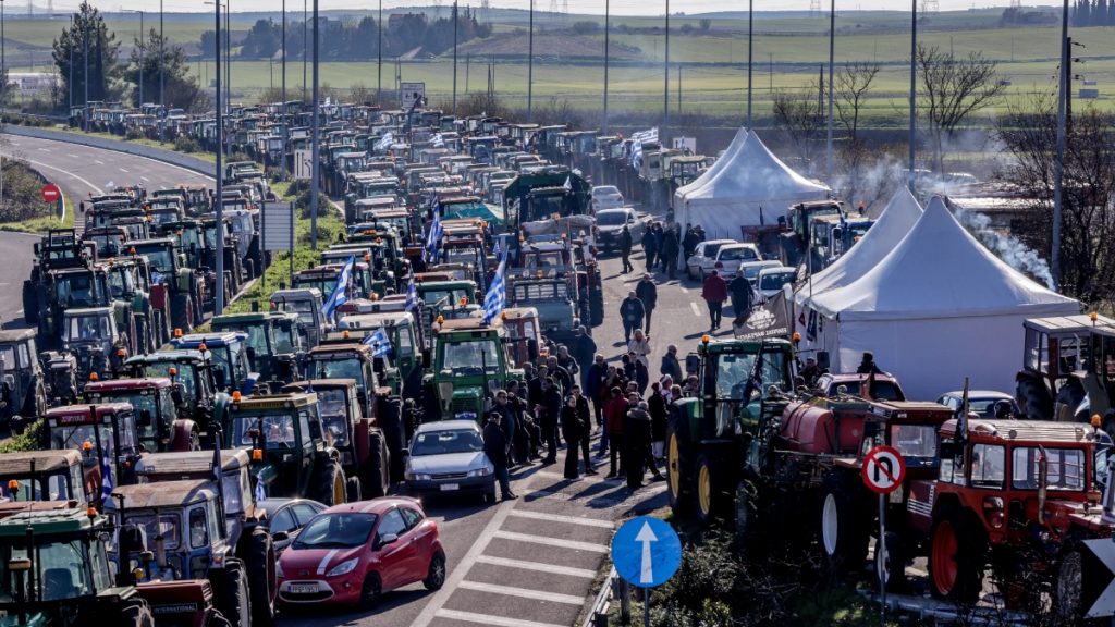 Για Πρωτοχρονιά στα μπλόκα ετοιμάζονται οι αγρότες – Κλιμακώνουν τις κινητοποιήσεις, κλείνοντας και παραδρόμους, παρά τον διχασμό