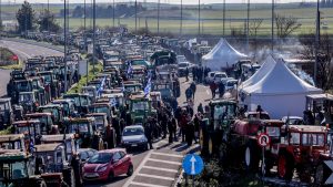 Για Πρωτοχρονιά στα μπλόκα ετοιμάζονται οι αγρότες – Κλιμακώνουν τις κινητοποιήσεις, κλείνοντας και παραδρόμους, παρά τον διχασμό