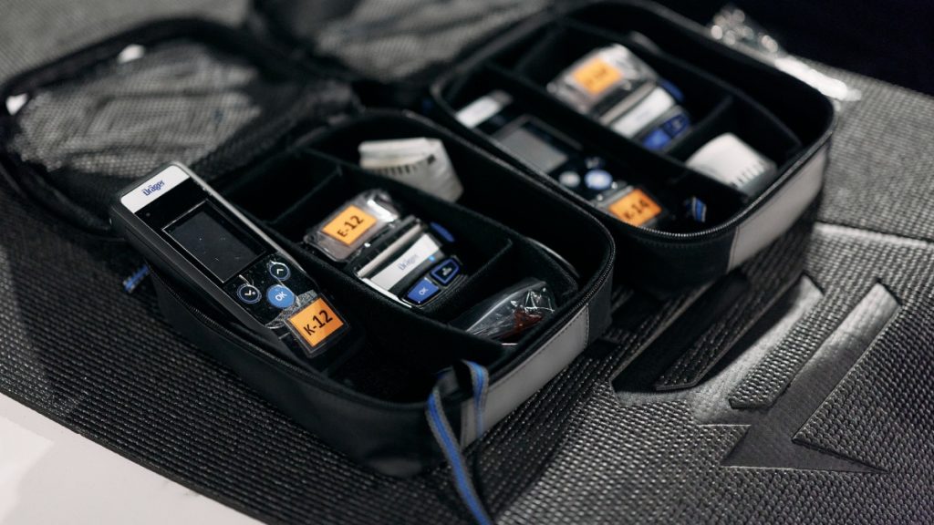 Οδηγούσε πατίνι στο κέντρο της Αθήνας υπό την επήρεια αλκοόλ – Της επιβλήθηκε πρόστιμο, πήρε το δίτροχο ο γερανός