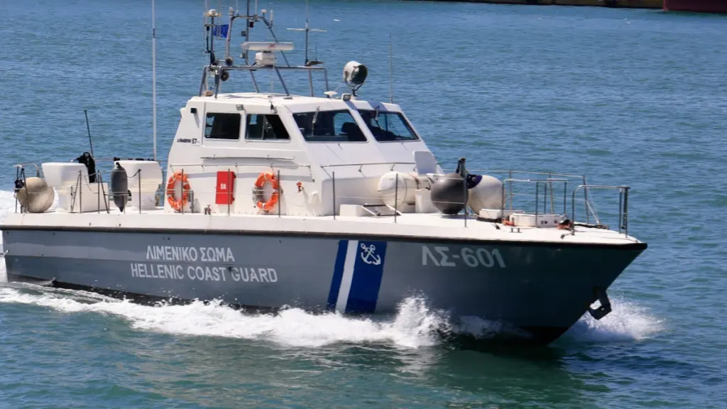 Χανιά: Αλιευτικό προσάραξε σε βραχώδη ακτή – Διασώθηκαν δύο ψαράδες