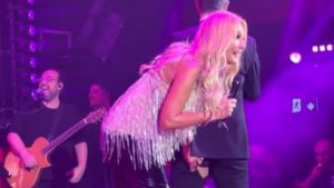 Σάκης Ρουβάς: Σκίστηκε το παντελόνι του πάνω στην πίστα – Βίντεο με τη στιγμή του ατυχήματος