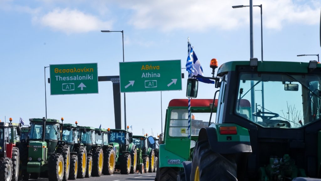 “Φουντώνουν” οι κινητοποιήσεις των αγροτών – Στις 16:00 “κόβουν” ξανά στα δύο τη χώρα, κλείνουν και τους παραδρόμους