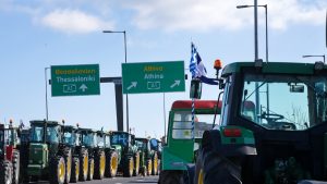 “Φουντώνουν” οι κινητοποιήσεις των αγροτών – Στις 16:00 “κόβουν” ξανά στα δύο τη χώρα, κλείνουν και τους παραδρόμους