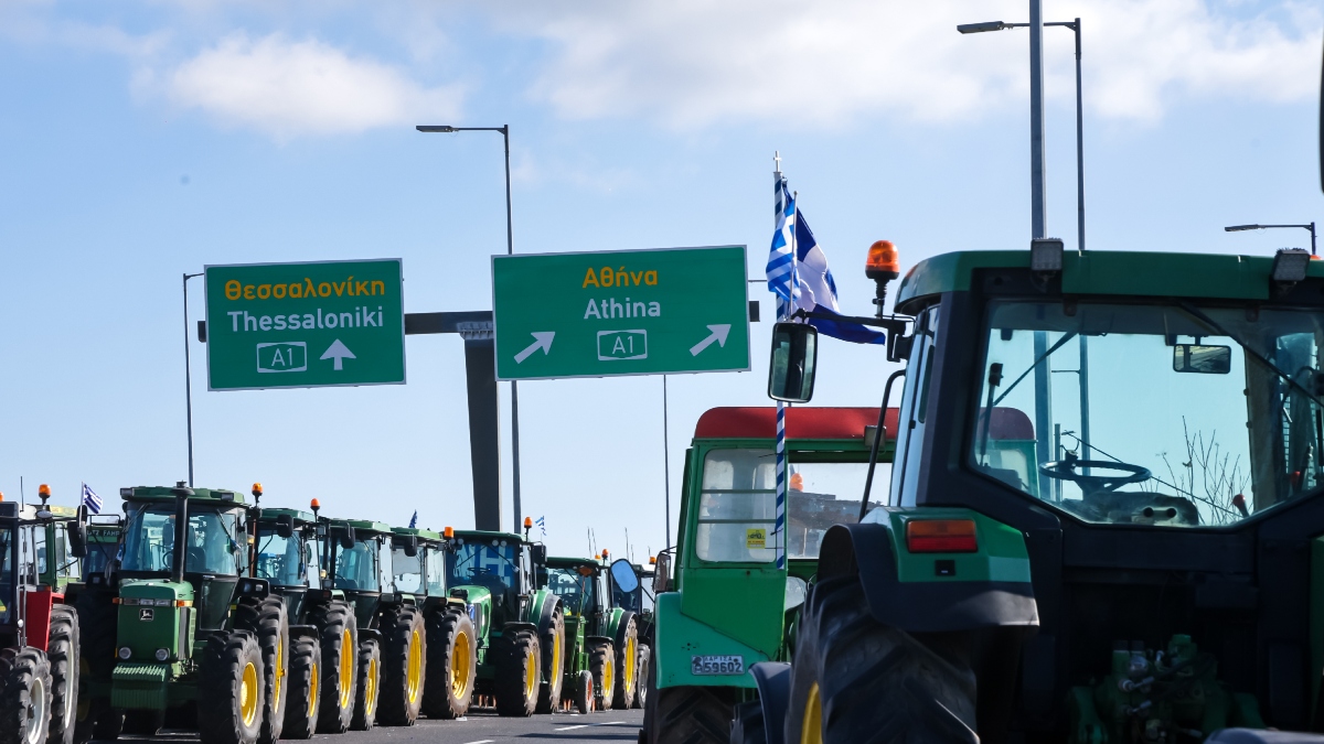 “Φουντώνουν” οι κινητοποιήσεις των αγροτών – Στις 16:00 “κόβουν” ξανά στα δύο τη χώρα, κλείνουν και τους παραδρόμους