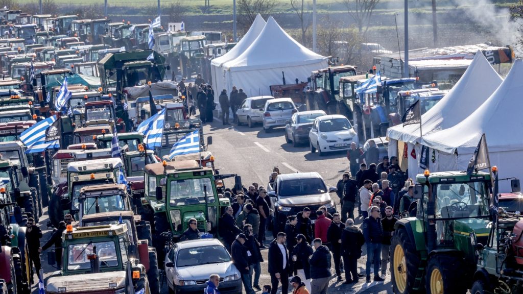 Οι αγρότες έκλεισαν την εθνική Αντιρρίου-Ιωαννίνων στο ύψος του Αγγελόκαστρου – Το μεσημέρι “κόβουν” πάλι τη χώρα στα δύο