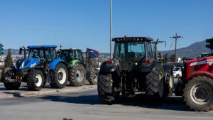 Αγριεύουν οι κινητοποιήσεις των αγροτών: Κλειστή η Ιόνια Οδός – Αποκλεισμός παρακαμπτήριων σε Μπράλο και Νίκαια