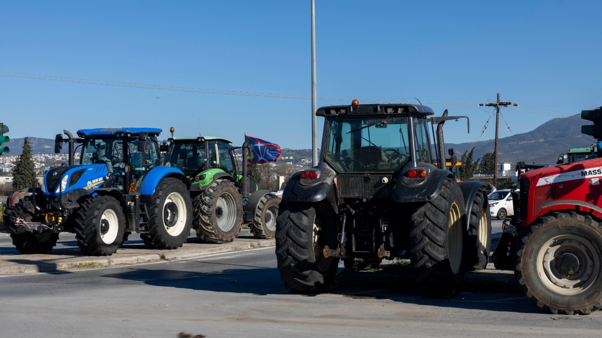 Αγριεύουν οι κινητοποιήσεις των αγροτών: Κλειστή η Ιόνια Οδός – Αποκλεισμός παρακαμπτήριων σε Μπράλο και Νίκαια