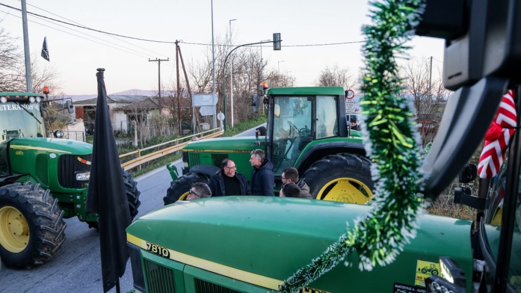 Αγρότες: Πρωτοχρονιά στα μπλόκα, αλλά με ανοιχτούς δρόμους – Το plan B της κυβέρνησης αν συνεχίσουν και μετά τις γιορτές