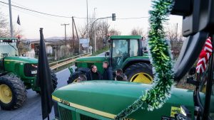 Αγρότες: Πρωτοχρονιά στα μπλόκα, αλλά με ανοιχτούς δρόμους – Το plan B της κυβέρνησης αν συνεχίσουν και μετά τις γιορτές
