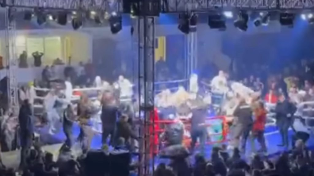 Σκηνές χάους σε αγώνα kickboxing στη Σερβία: Εισέβαλαν στο ρινγκ και γρονθοκόπησαν τον Γιάννη Τσουκαλά (βίντεο)