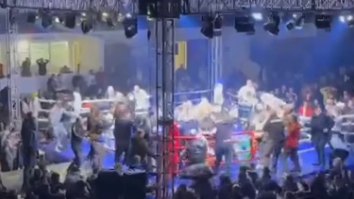 Σκηνές χάους σε αγώνα kickboxing στη Σερβία: Εισέβαλαν στο ρινγκ και γρονθοκόπησαν τον Γιάννη Τσουκαλά (βίντεο)