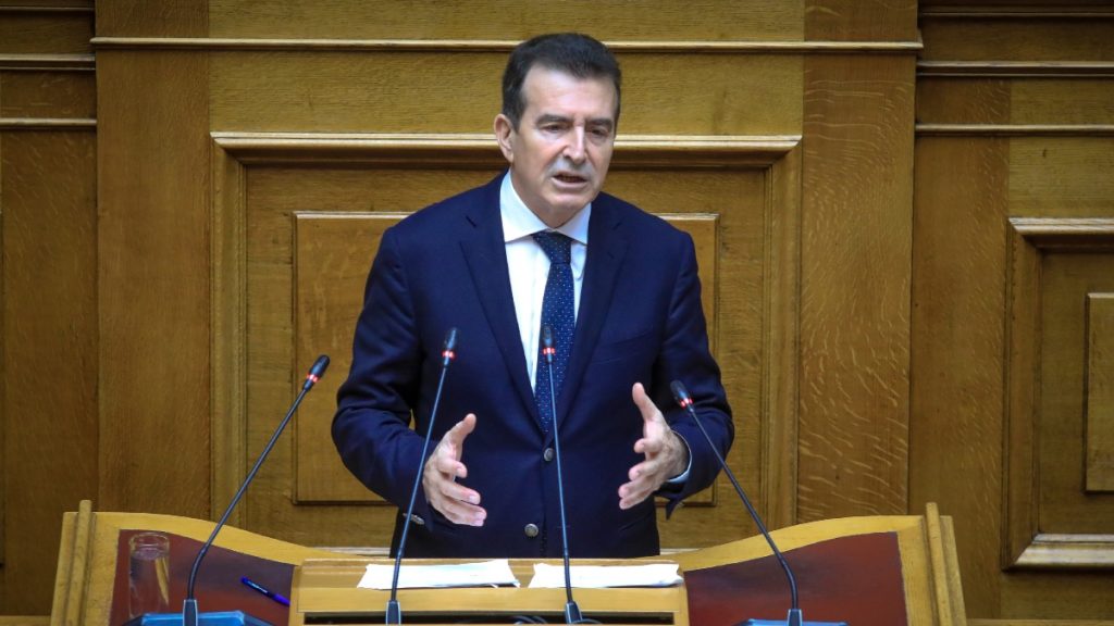 Χρυσοχοΐδης για αγρότες: “Κάνουν παράνομες πράξεις με την κατάληψη των δρόμων – Υπάρχουν διατάξεις που μπορούν να εφαρμοστούν”