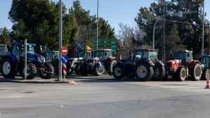 Με το βλέμμα στην πανελλαδική σύσκεψη των μπλόκων οι αγρότες – “Συνταγή” Χριστουγέννων για την έξοδο της Πρωτοχρονιάς