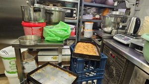 Περιφέρεια Αττικής: Κατασχέθηκαν 12 τόνοι ακατάλληλων προϊόντων από την αγορά –  Βρώμικοι πάγκοι, χαλασμένα κρέατα και τυριά (Εικόνες)